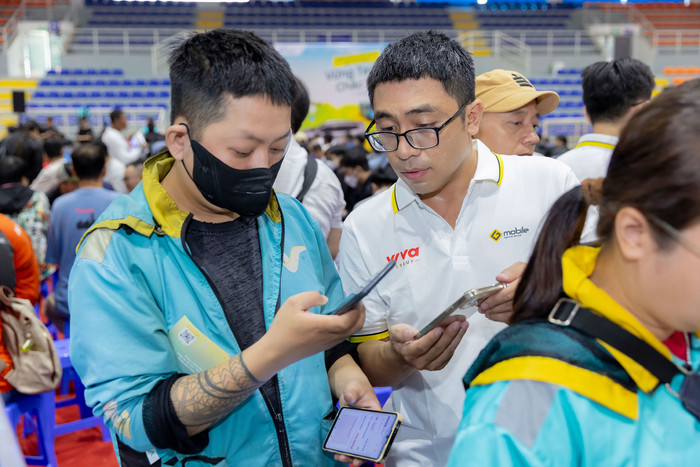 Một tài xế Xanh SM trải nghiệm dịch vụ tại gian hàng của Viva Group.