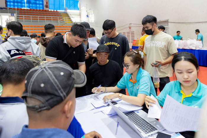 Các tài xế được đội ngũ tư vấn của Xanh SM giải đáp thắc mắc về chính sách, cơ chế khi đồng hành.