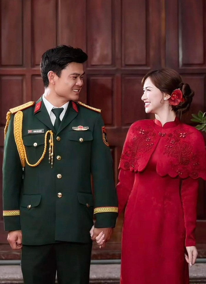 Hòa Minzy công khai khoảnh khắc đặc biệt, nhiều netizen bắt đầu 'truy tìm' danh tính người đứng cạnh nữ ca sĩ.&nbsp;