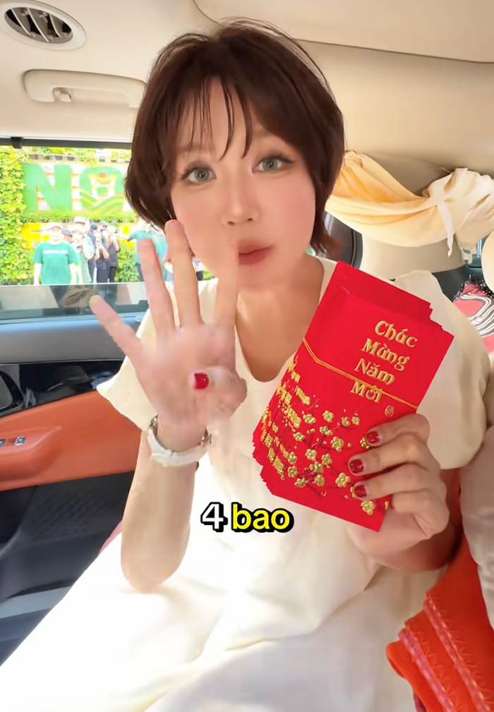 Ngọc Trinh chủ động chuẩn bị lì xì cho nhân viên sau Tết Nguyên đán. Ảnh chụp màn hình