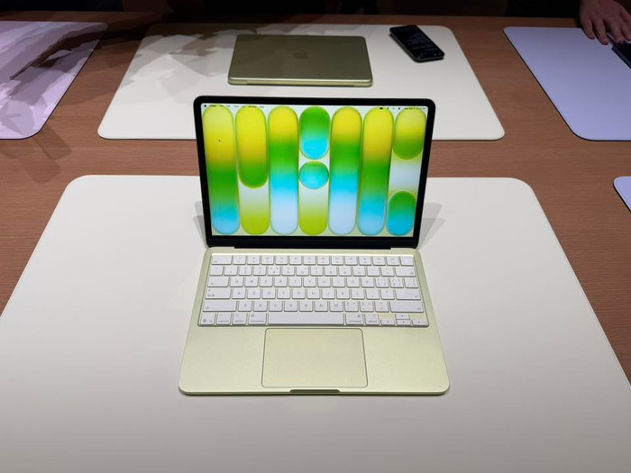Macbook Neo cạnh tranh trực tiếp với cả Macbook Air và các hãng laptop khác cùng phân khúc. (Ảnh: Anh Em TV)