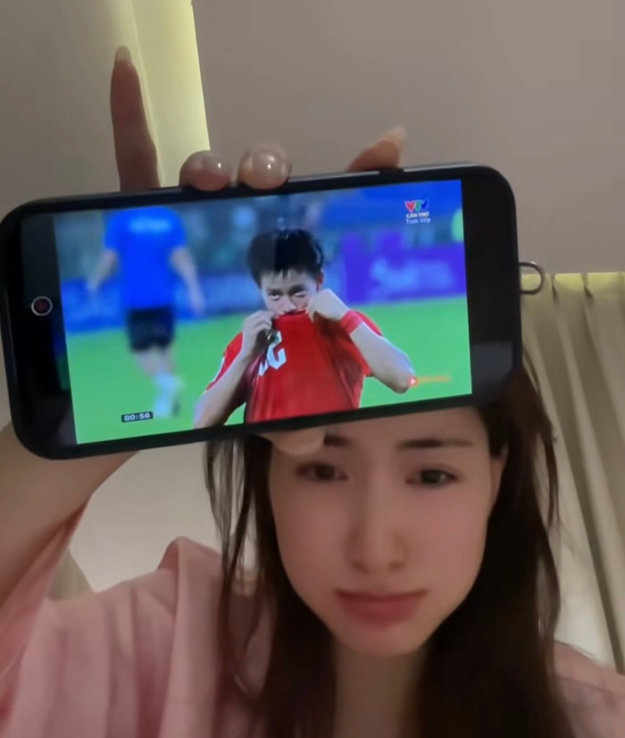 Dù nhiều năm không còn được nhắc đến với danh xưng “nàng WAGs” của bóng đá Việt Nam, Hòa Minzy vẫn là cái tên có mối liên hệ đặc biệt với trái bóng tròn. Ảnh chụp màn hình