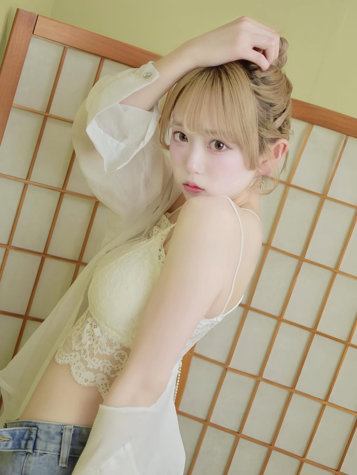 Nữ ca sĩ bị bắt gặp tại khách sạn cùng một người đàn ông, cộng đồng mạng 'dậy sóng' Ảnh 1