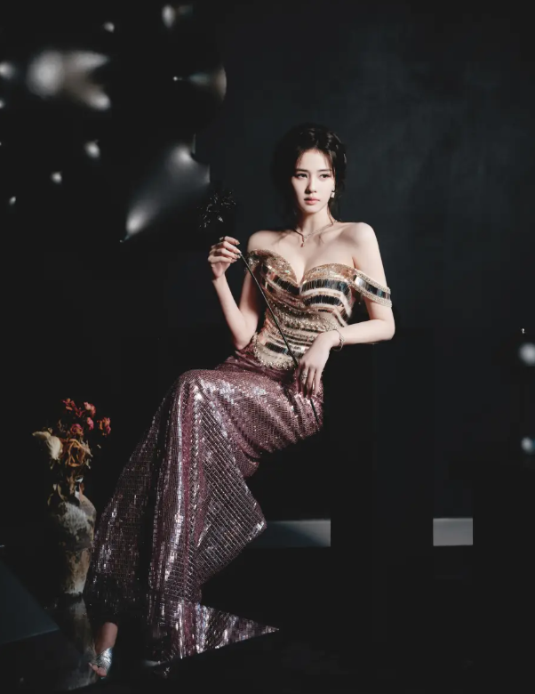 Bạch Lộc lựa chọn thiết kế váy dạ hội dáng dài với phần cúp ngực ôm sát, tôn lên đường cong cơ thể.&nbsp;