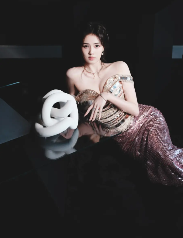 Chỉ thời gian ngắn, loạt ảnh của Bạch Lộc nhanh chóng thu hút sự quan tâm từ cộng đồng mạng.