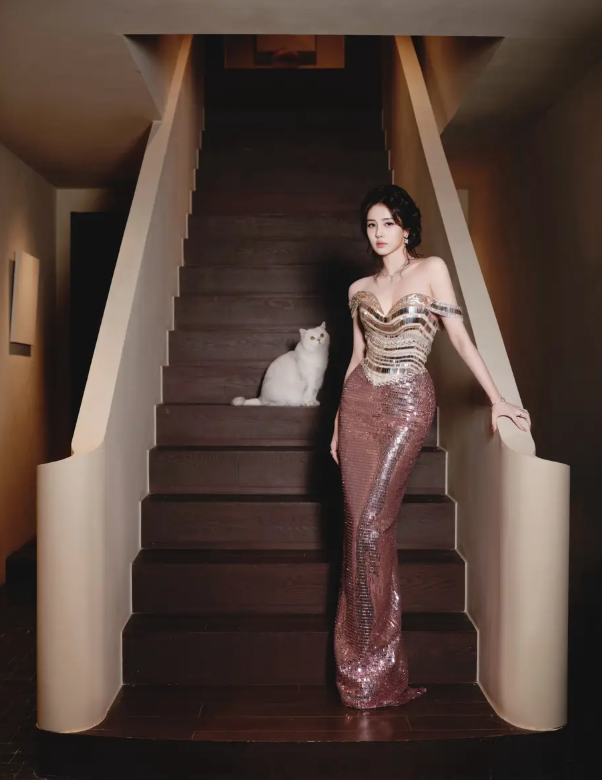 Không chỉ gây chú ý bởi trang phục, thần thái của Bạch Lộc trong bộ ảnh cũng nhận được nhiều lời khen.