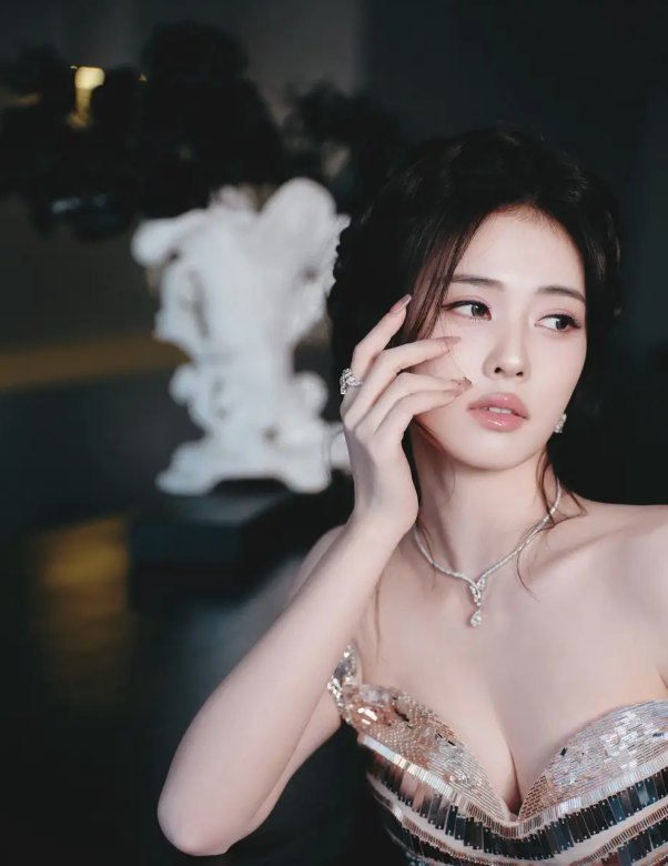 Bạch Lộc khoe nhan sắc quyến rũ trong loạt ảnh mới.