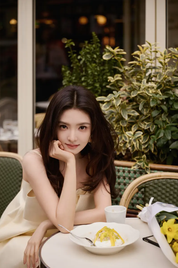 Không cần tạo dáng quá cầu kỳ, thần thái của Chương Nhược Nam vẫn được đánh giá cao.