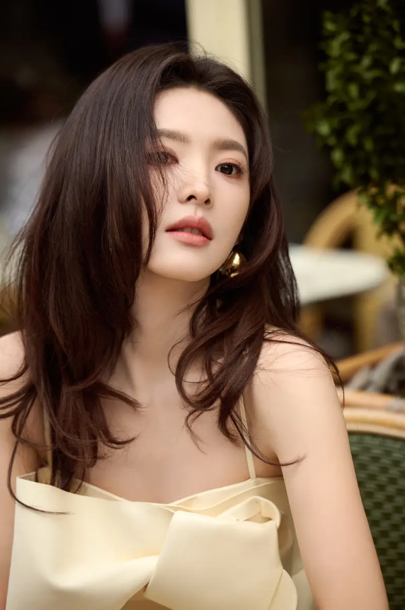 Trong bộ ảnh, Chương Nhược Nam lựa chọn phong cách trang điểm nhẹ nhàng, tôn lên làn da sáng và đường nét gương mặt thanh tú.