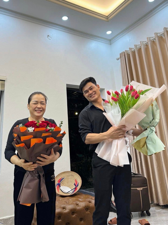 Mẹ Hòa Minzy vui mừng bên 'chàng rể'.&nbsp;