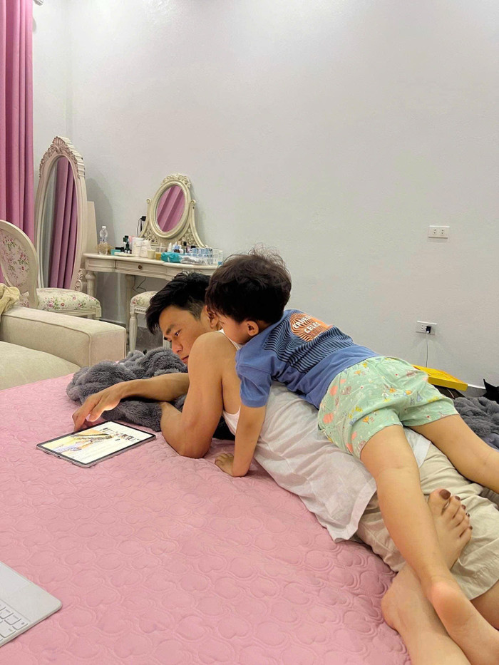 Khoảnh khắc đặc biệt giữa con trai Hòa Minzy và Văn Cương.&nbsp;
