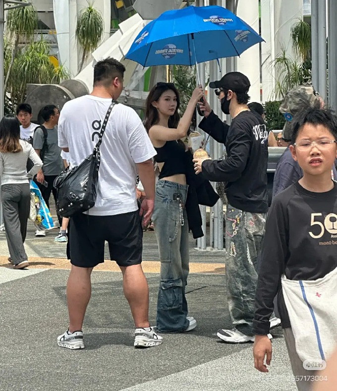 Giữa lúc chồng cũ lộ ảnh bên 'gái lạ', Angelababy bất ngờ vướng nghi vấn hẹn hò trai trẻ Ảnh 2