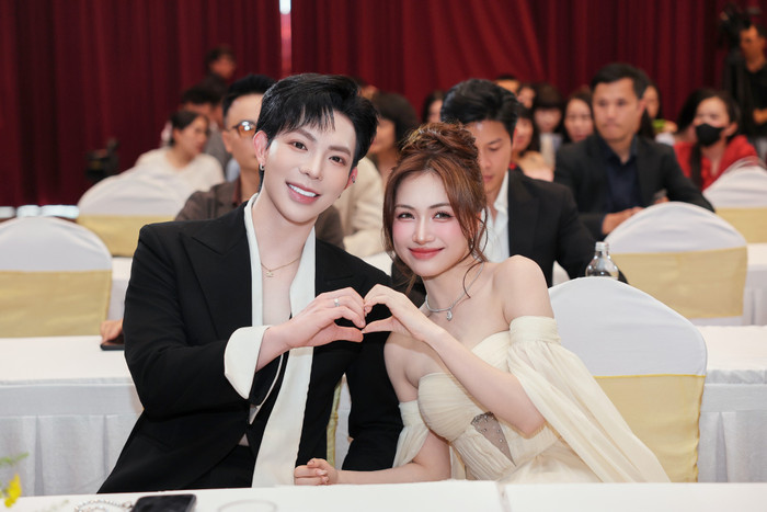 Erik là một trong những người em thân thiết của Hòa Minzy. Ảnh: FBNV