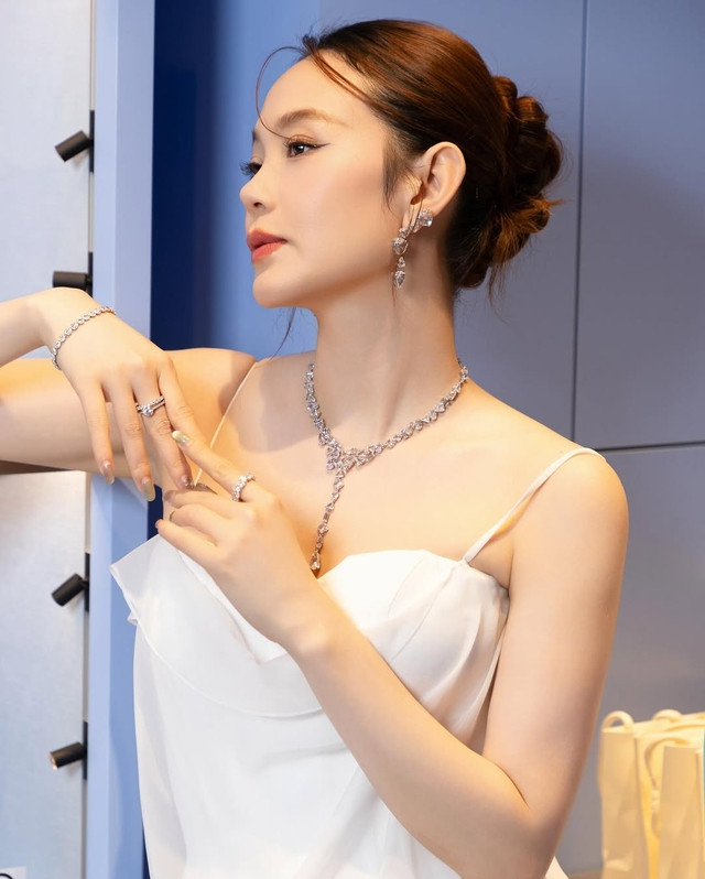 Minh Hằng nổi bật với bộ trang sức pha lê. Ảnh: IGNV