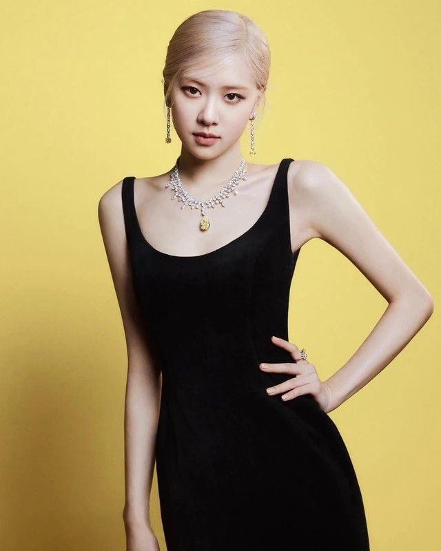 Bộ trang sức pha lê tôn lên làn da trắng của Rosé.