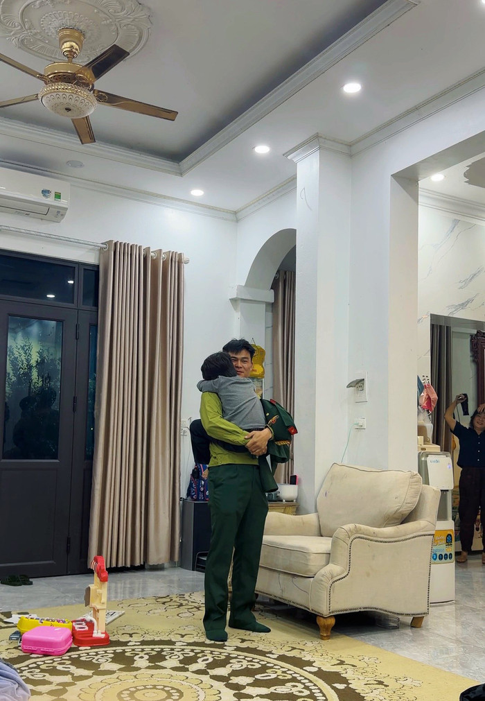 Khoảnh khắc chồng sắp cưới của Hòa Minzy thân thiết với bé Bo khiến nhiều khán giả không khỏi xúc động. Ảnh: FBNV