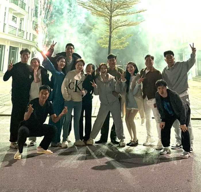 Hòa Minzy và chồng sắp cưới (ở phía sau nữ ca sĩ) khi chụp ảnh cùng nhóm bạn thân thiết. Ảnh: FBNV