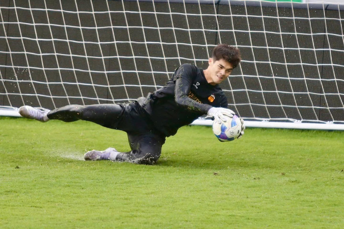 Thủ môn Trần Trung Kiên đã có một trận đấu xuất sắc, nhưng nỗ lực cá nhân của anh vẫn không đủ để giúp HAGL tránh khỏi thất bại trước CA TP.HCM. Ảnh: HAGL