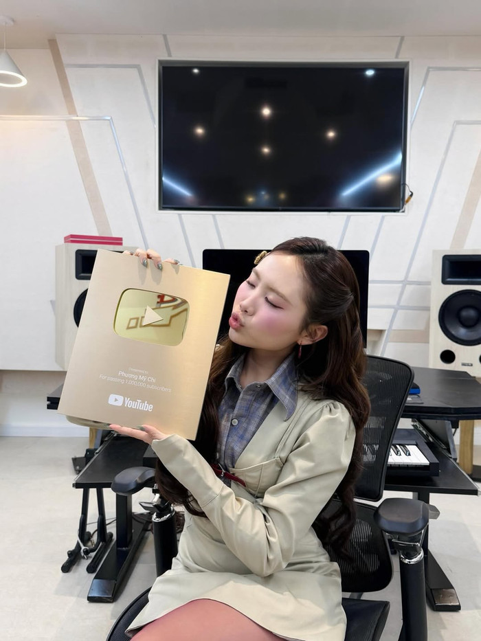 Phương Mỹ Chi nhận nút vàng từ YouTube.