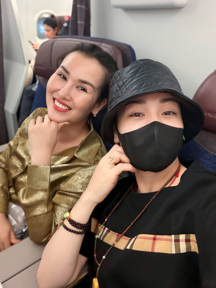 Nhật Kim Anh và Võ Hạ Trâm lên đường sang Ấn Độ để hành hương dịp đầu năm.
