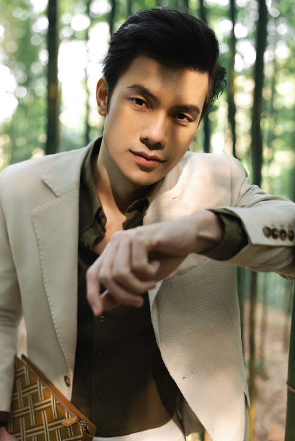 Nhan Phúc Vinh sở hữu ngoại hình nổi bật và phong thái lịch lãm của màn ảnh Việt