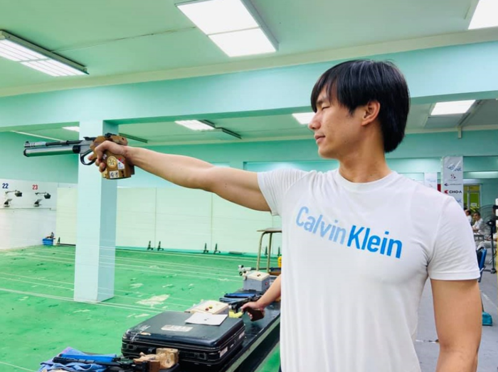 Nhan Phúc Vinh tập luyện bắn súng để chuẩn bị cho vai diễn trong Viên đạn cuối cùng