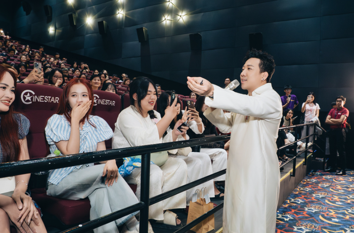 Trấn Thành giao lưu với khán giả tại cinetour