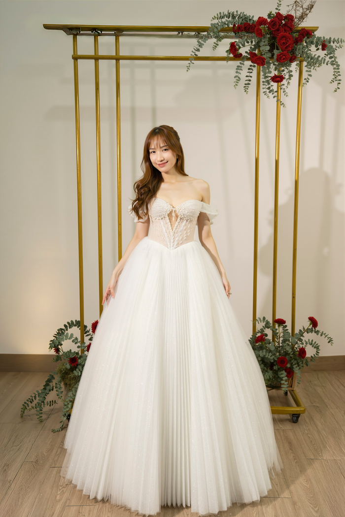 Theo chia sẻ trong clip mới đây, Hòa Minzy dự định tổ chức lễ cưới vào cuối năm 2027.