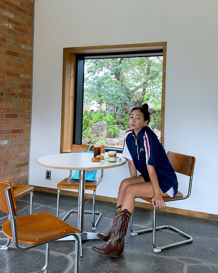 Sau khi dần rút lui khỏi các hoạt động nghệ thuật, Jin Jae Young chuyển hướng sang lĩnh vực kinh doanh.