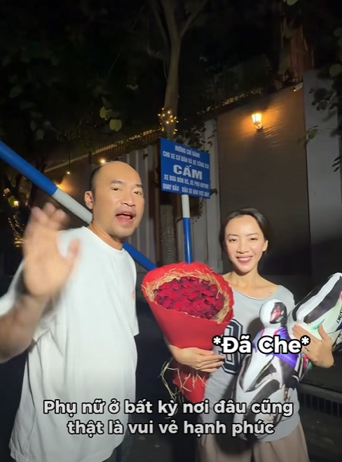 Chiếc gối hình mô tô khiến nhiều khán giả bật cười vì sự hài hước quen thuộc của Tiến Luật