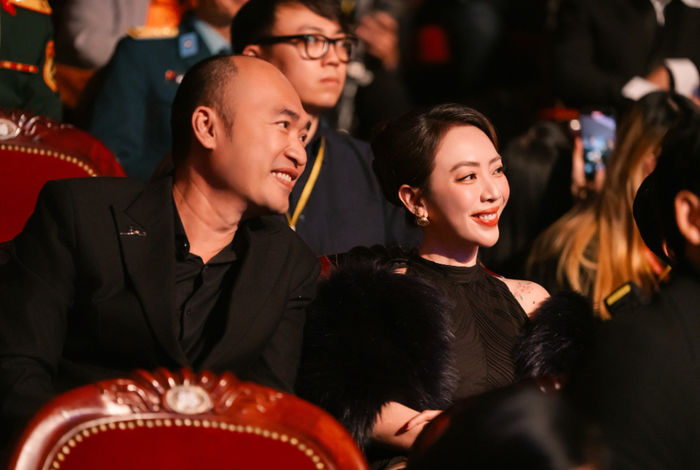 Sau hơn 15 năm bên nhau, Thu Trang - Tiến Luật vẫn giữ sự hài hước và gắn bó trong cuộc sống