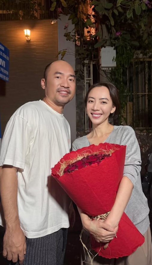 Tiến Luật chuẩn bị bó hoa và món quà bất ngờ tặng Thu Trang ngay sau nửa đêm ngày 8/3