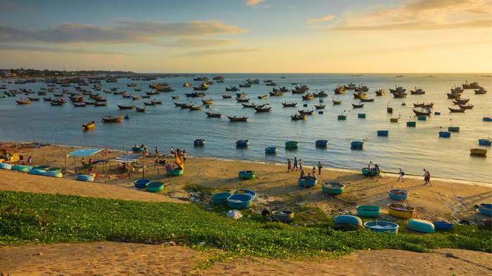 Những chiếc thuyền đánh cá neo đậu gần bờ khi bình minh lên, khung cảnh quen thuộc ở các làng chài ven biển Nghệ An.