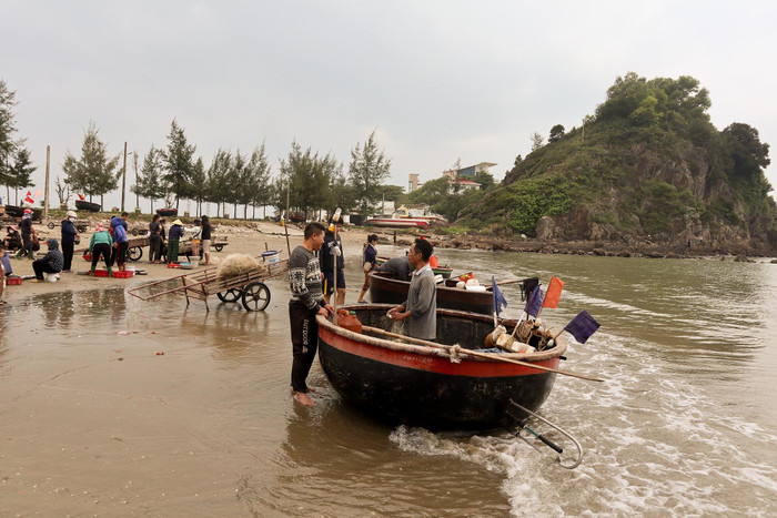 Ngư dân đưa thuyền thúng vào bờ sau chuyến ra khơi gần bờ, một hình ảnh đời thường của làng chài tại khu vực Cửa Lò.