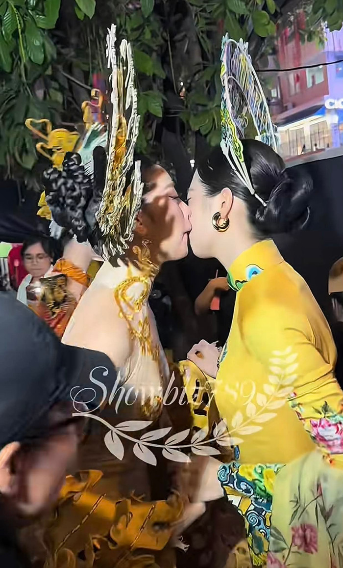 Khoảnh khắc Khánh Vân hôn má Thanh Thủy khiến nhiều netizen thích thú. (Ảnh chụp màn hình từ TikTok @showbiz789)