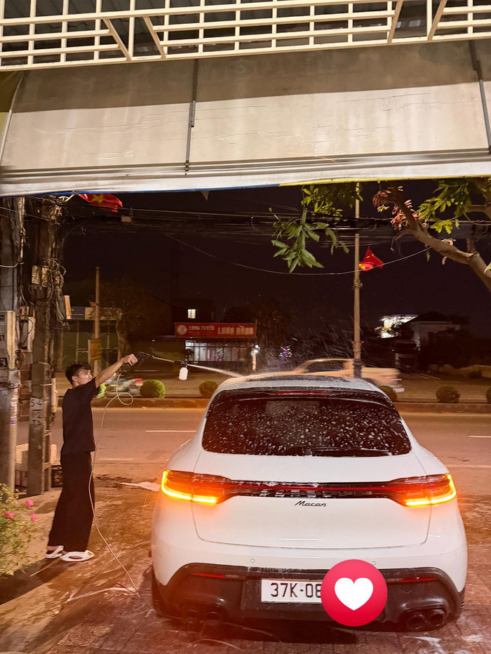 Hình ảnh trung vệ Quế Ngọc Hải rửa xe ngày 29 Tết được vợ chụp lại. (Ảnh: FBNV)