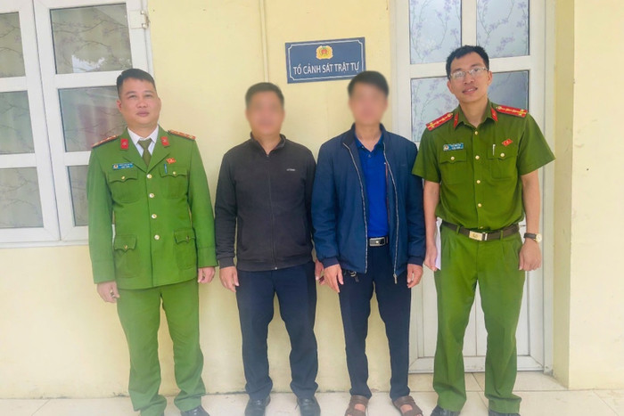 Lực lượng chức năng hỗ trợ người dân nhận lại số tiền chuyển nhầm. Ảnh: Công an TP Hà Nội