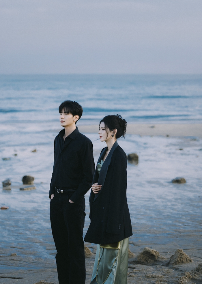 Một cặp đôi khác cũng được khán giả chú ý là Trương Dư Hi và Tất Văn Quân trong dự án cổ trang Tình Nồng Trong Mắt. Trong tác phẩm này, Trương Dư Hi vào vai Lý Chiêu Nhi còn Tất Văn Quân đảm nhận nhân vật Tô Diệc Hiền. Ngay từ những hình ảnh hậu trường đầu tiên, cặp đôi đã gây chú ý nhờ ngoại hình nổi bật, được nhiều khán giả nhận xét như bước ra từ truyện tranh.