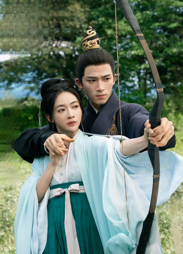 Mặc Vũ Vân Gian nhanh chóng trở thành một trong những tác phẩm cổ trang gây chú ý từ khi ra mắt. Sự kết hợp giữa Ngô Cẩn Ngôn trong vai Tiết Phương Phi và Vương Tinh Việt với nhân vật Tiêu Hoành tạo nên một cặp đôi được khán giả bàn luận nhiều trên mạng xã hội. Điểm đáng chú ý là khoảng cách tuổi tác giữa hai diễn viên lên tới 12 năm. Tuy vậy, sự phối hợp ăn ý trong diễn xuất cùng thiết lập nhân vật thông minh, mạnh mẽ đã giúp cặp đôi này nhận được nhiều phản hồi tích cực từ người xem.