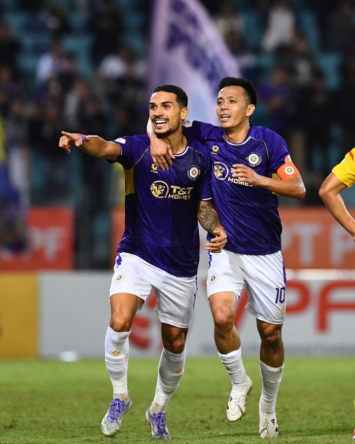 Trong ngày HLV Kim Sang Sik trực tiếp dự khán trên khán đài, Đỗ Hoàng Hên đã có màn trình diễn rực rỡ khi lập cú đúp giúp Hà Nội FC đánh bại CAHN. Ảnh: CLB Hà Nội