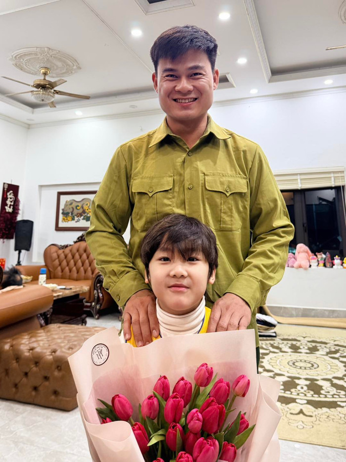 Chồng sắp cưới của Hòa Minzy hết mực cưng chiều, yêu thương bé Bo. Ảnh: FBNV