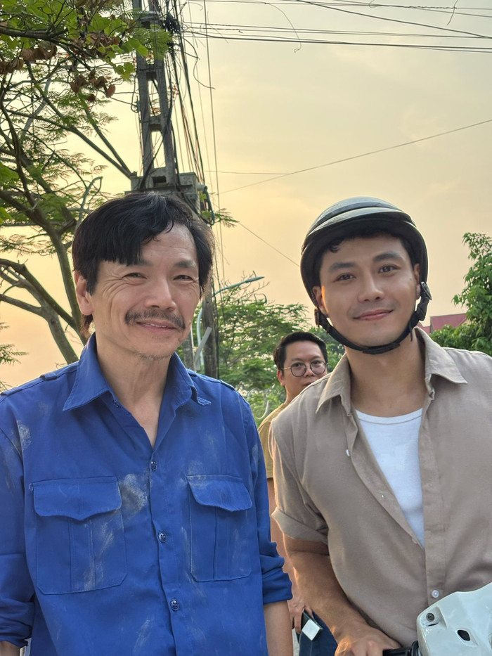 Khoảnh khắc hậu trường của NSND Trung Anh và Thanh Sơn (Ảnh: FBNV).