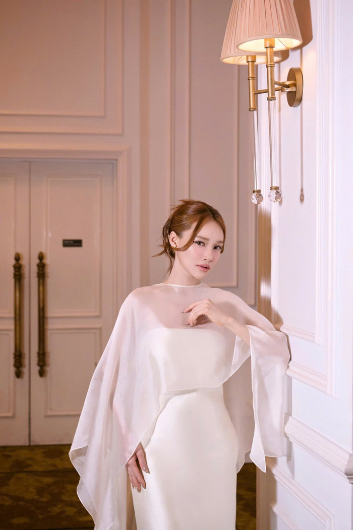 Trong loạt ảnh, Nhã Phương diện trang phục tông trắng thanh lịch, thiết kế tối giản nhưng tôn lên đường nét cơ thể (Ảnh: FBNV).