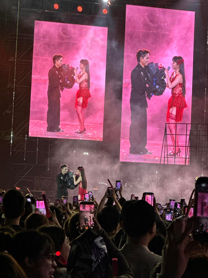 Tăng Duy Tân công khai Bích Phương trên sân khấu, hàng ngàn khán giả vỡ òa Ảnh 1