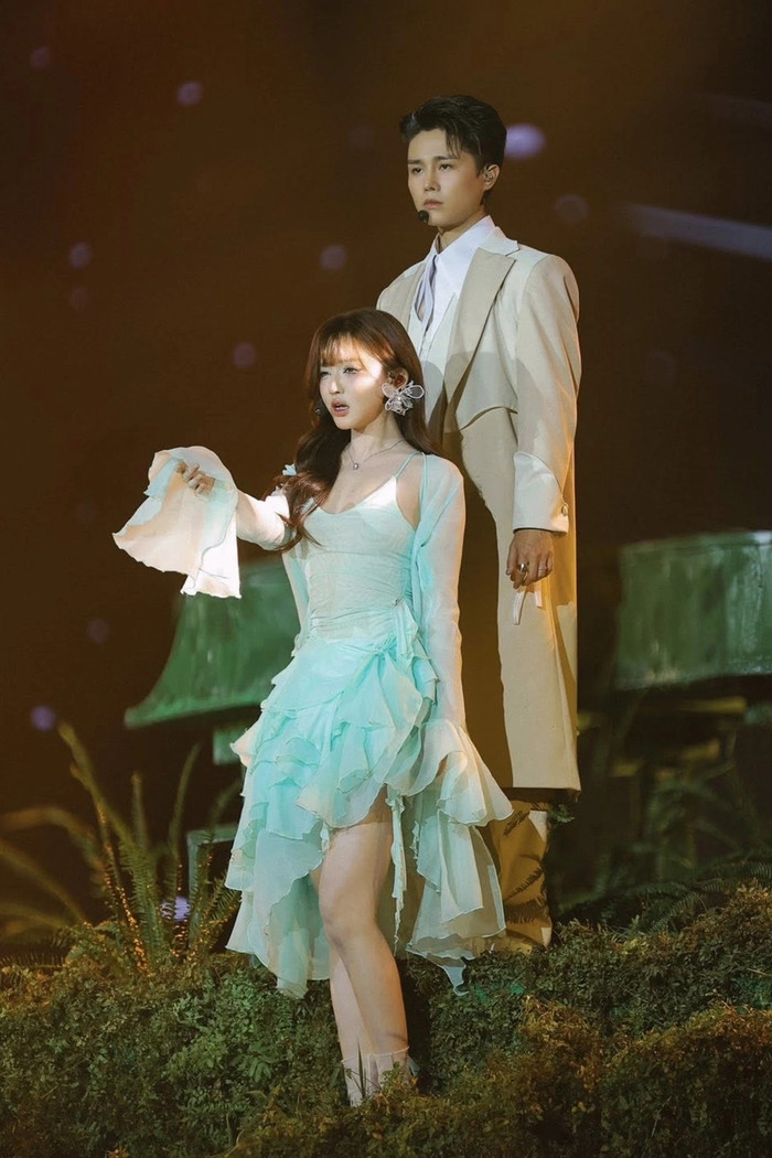 Tăng Duy Tân công khai Bích Phương trên sân khấu, hàng ngàn khán giả vỡ òa Ảnh 4