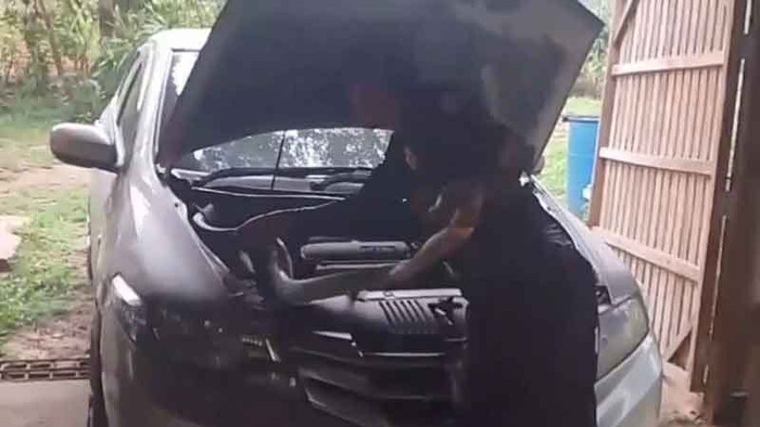 Nghe tiếng động lạ dưới nắp xe hơi, người đàn ông kinh hoàng khi kiểm tra Ảnh 1