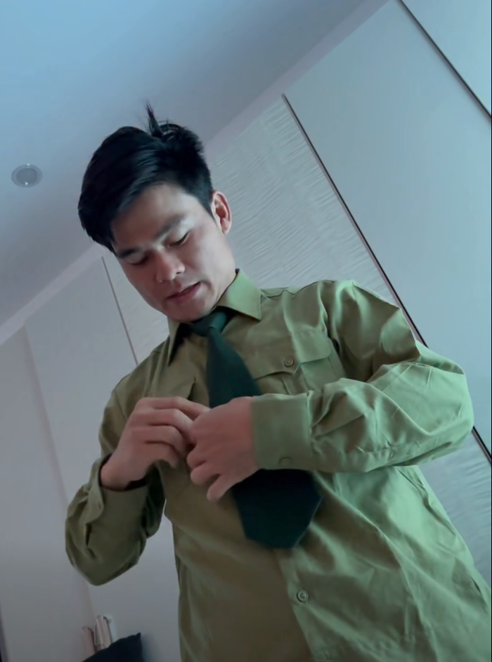 Khoảnh khắc bạn trai chuẩn bị đi làm được Hòa Minzy chia sẻ.