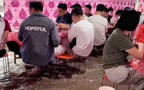 Mưa lớn khiến đám cưới ngập nước lênh láng, khách mời vẫn bình thản ngồi ăn Ảnh 2
