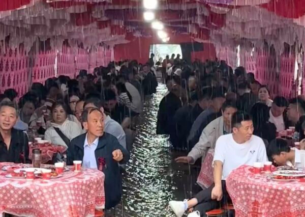 Mưa lớn khiến đám cưới ngập nước lênh láng, khách mời vẫn bình thản ngồi ăn Ảnh 1