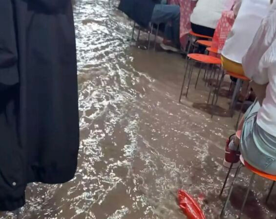 Mưa lớn khiến đám cưới ngập nước lênh láng, khách mời vẫn bình thản ngồi ăn Ảnh 3